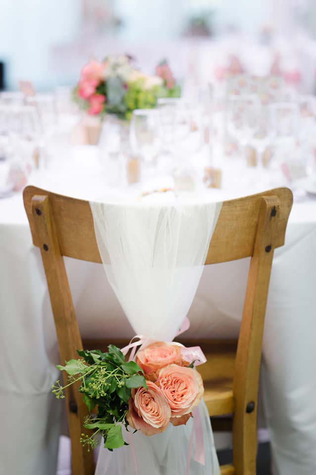 Décoration florale dos de chaise pour mariage